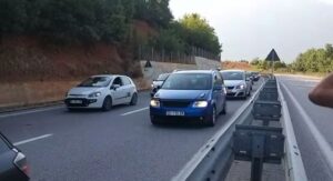 Trafiku i automjeteve sot ne Rrugen e Kombit